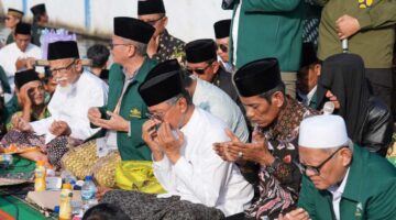 ISTIGHOSAH BANJIR ROB-Menteri Pekerjaan Umum (PU), Dody Hanggodo bersama Pejabat PU hadir langsung dalam Istighosah yang diadakan PCNU Demak, mewakili Presiden Prabowo Subianto. Dari Demak ada Wabup KH. Muhammad Badrudin, Ketua PCNU KH. Muhammad Amin, dll. Minggu (15/6). (Foto Ist).
ISTIGHOSAH BANJIR ROB-Menteri Pekerjaan Umum (PU), Dody Hanggodo bersama Pejabat PU hadir langsung dalam Istighosah yang diadakan PCNU Demak, mewakili Presiden Prabowo Subianto. Dari Demak ada Wabup KH. Muhammad Badrudin, Ketua PCNU KH. Muhammad Amin, dll. Minggu (15/6). (Foto Ist).