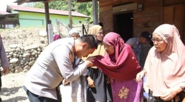 Polres Gayo Lues Gelar Bakti Sosial Sambut HUT Bhayangkara ke-79, Serahkan Sembako kepada Warga Desa Uyem Beriring